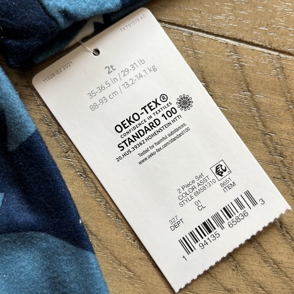 New 2t carters shark holiday pjs - Picture 2 of 4